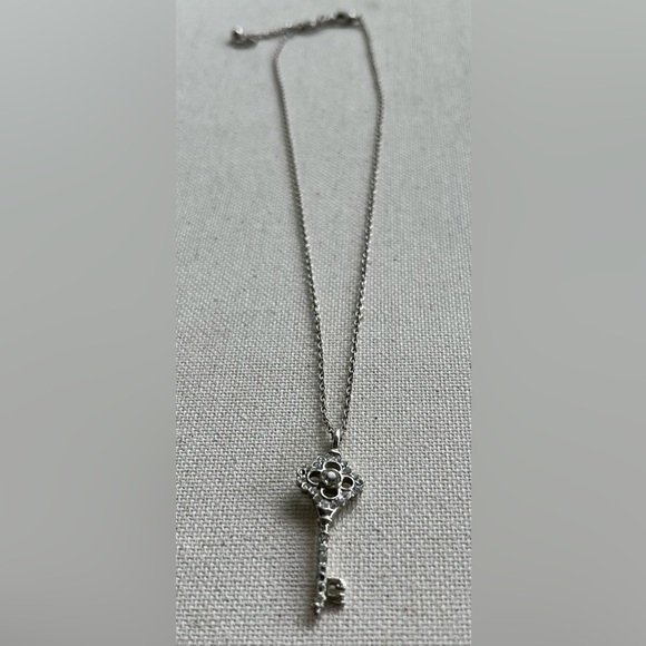 Elegant Silver Key Pendant Necklace - Picture 3 of 4
